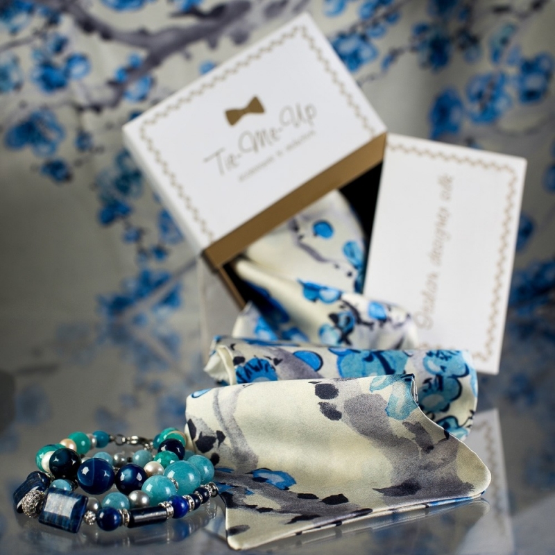 Luxury gift: C'est Moi Long Scarf and Bow