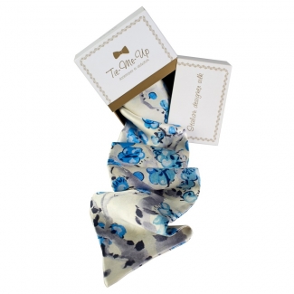Luxury gift: C'est Moi Long Scarf and Bow