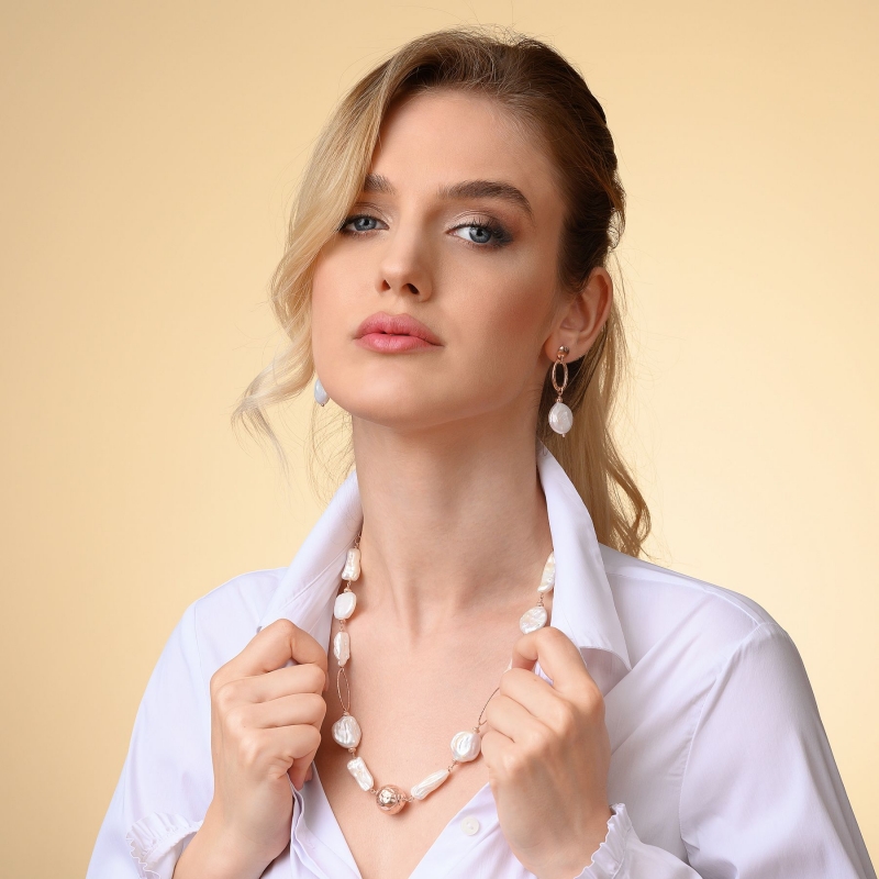 Colier roz cu perle albe, design asimetric, element central sferic texturat. Argint placat cu aur roz.