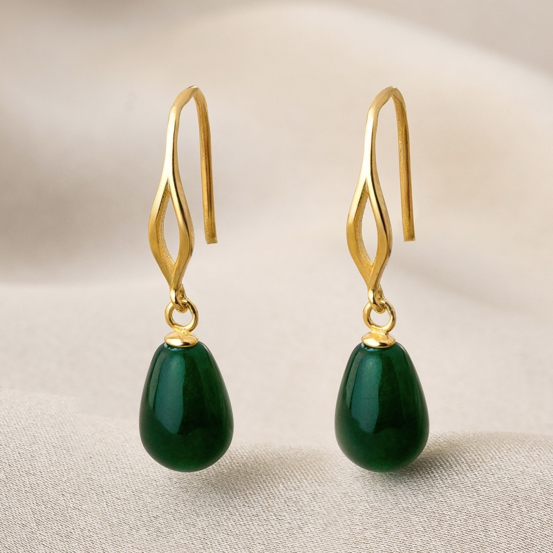 Cercei argint cu jad verde si accente aurii, picaturi elegante.