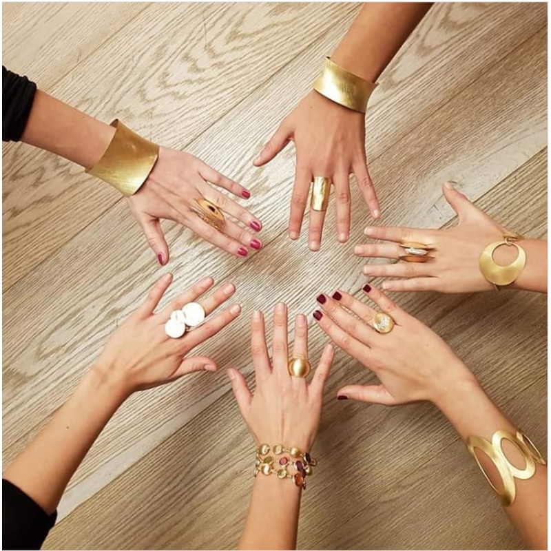 Inel auriu oval cu model pave de cristale si finisaj mat.