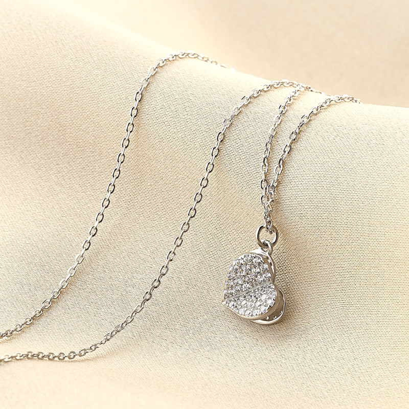 Colier argintiu cu pandantiv inima stralucitoare, lant fin.