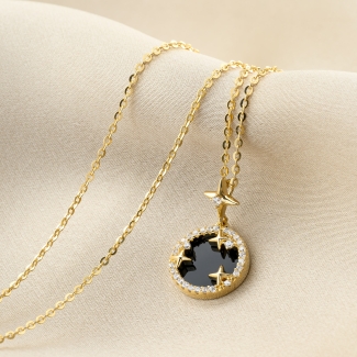 Colier argint placat aur 14K cu pandant rotund de onix,cu stele si pietre zirconiu.