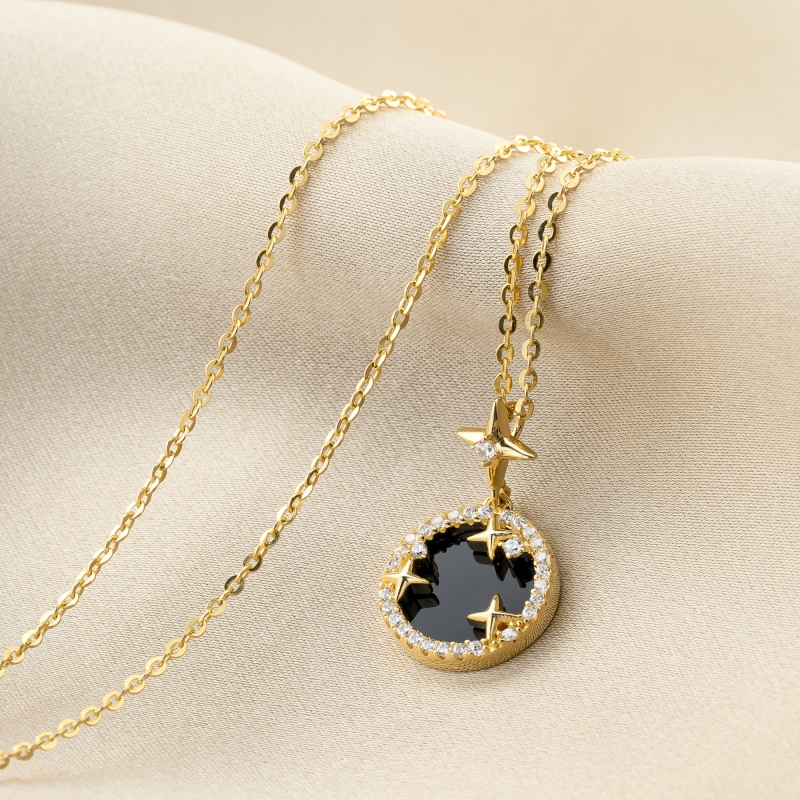 Colier argintiu cu pandantiv rotund negru, stele si cristale.