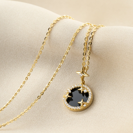 Colier argintiu cu pandantiv rotund negru, stele si cristale.