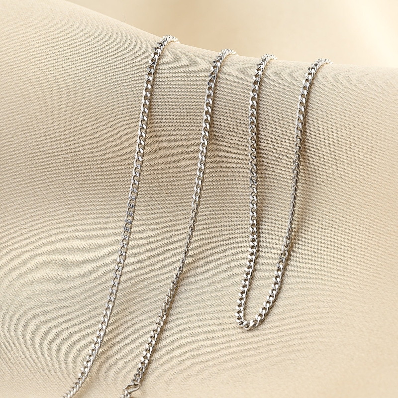 Lantisor argintiu fin, argintiu, pe fundal bej.