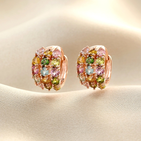 Cercei argintii cu pietre multicolore, rotunde, pe fond satinat.