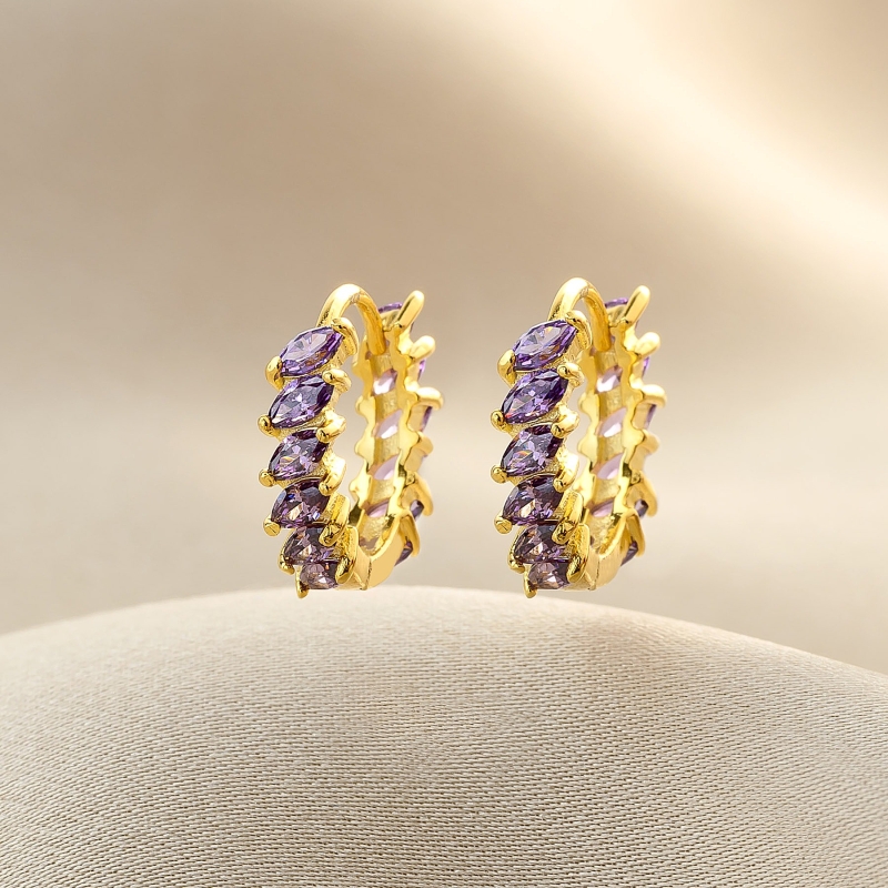 Cercei rotunzi aurii cu pietre mov taiate marquise.