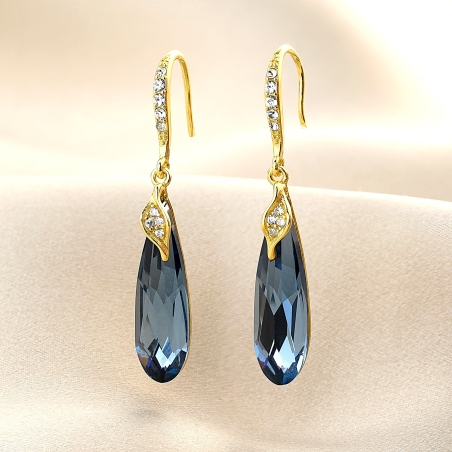 Cercei eleganti argintii cu pietre albastre si cristale aurii.