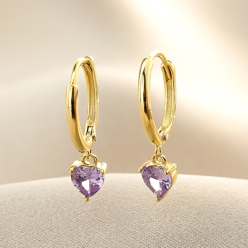 Cercei aurii cu inimioare mov.