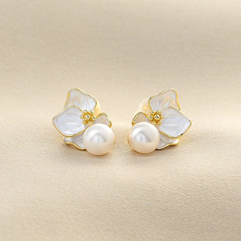 Cercei eleganti cu perle si flori albe, placati cu aur.