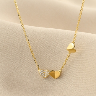 Colier auriu cu trei inimioare, una cu zirconii.