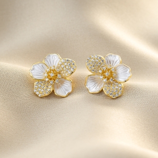 Cercei din argint placat aur 14k  floare alba cu pietricele.