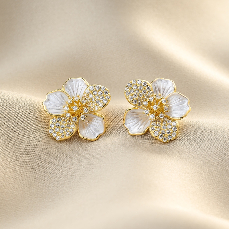 Cercei din argint placat aur 14k  floare alba cu pietricele.