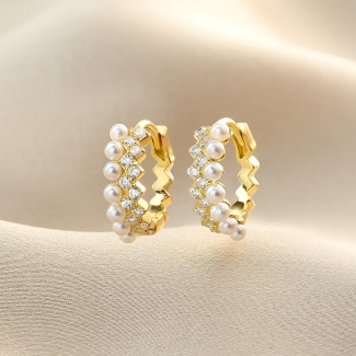 Cercel tip creola aurii cu sir de perle albe si cristale stralucitoare