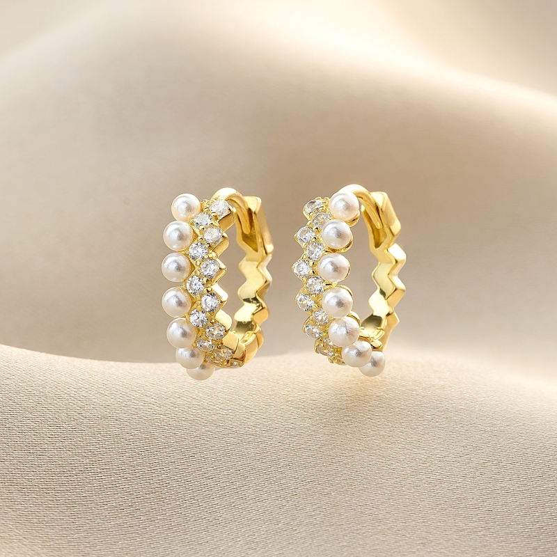 Cercel tip creole din argint placat aur 14K cu sir de perle albe si zirconii.