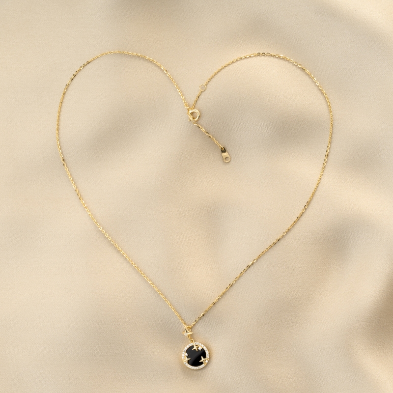 Colier argint placat aur 14K cu pandant rotund de onix,cu stele si pietre zirconiu.