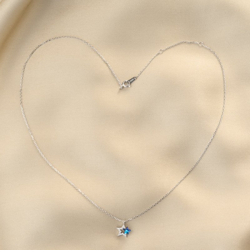 Colier argint cu pandantiv stea dubla, una cu cristale albe, alta albastra.