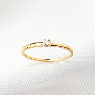 Inel aur 14K cu un diamant mic, fin, pe banda aurie.