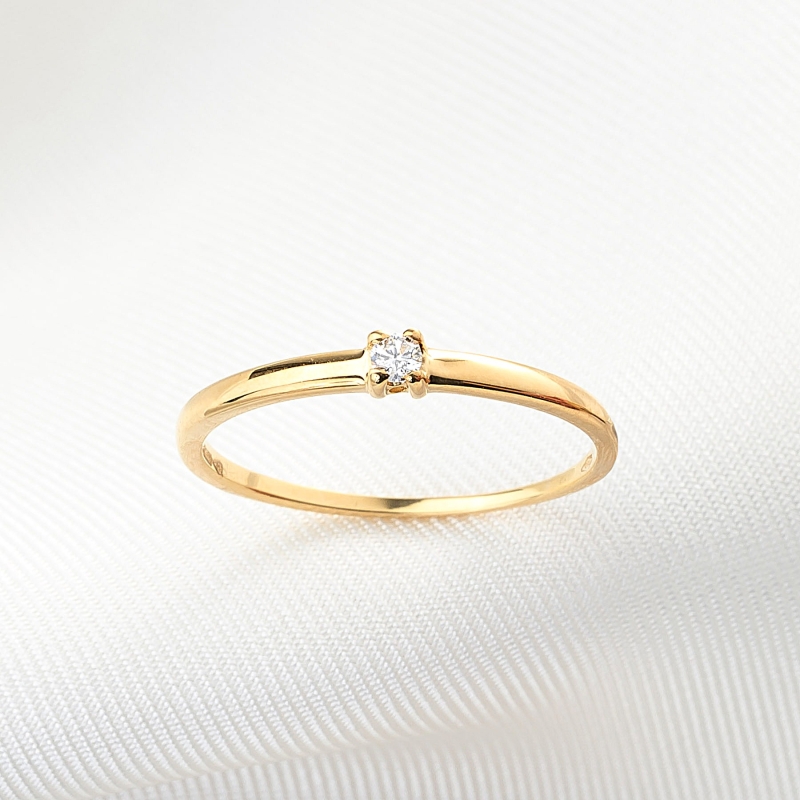 Inel aur 14K cu un diamant mic, fin, pe banda aurie.