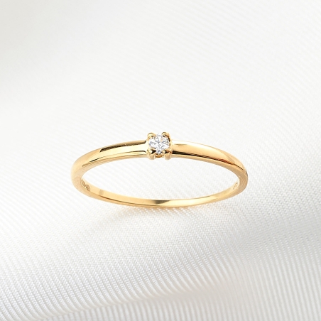 Inel aur 14K cu un diamant mic, fin, pe banda aurie.