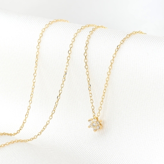 Colier fin aur 14K cu pandantiv floare din diamante.