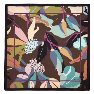 Esarfa de matase cu imprimeu floral abstract, culori pastelate pe fond maro.