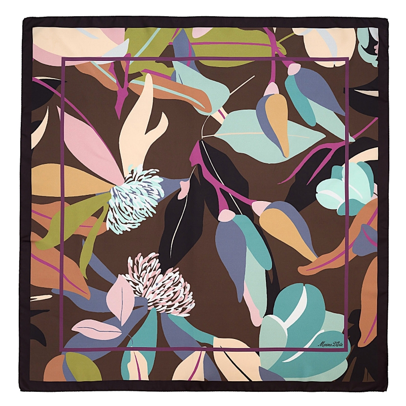 Esarfa de matase cu imprimeu floral abstract, culori pastelate pe fond maro.