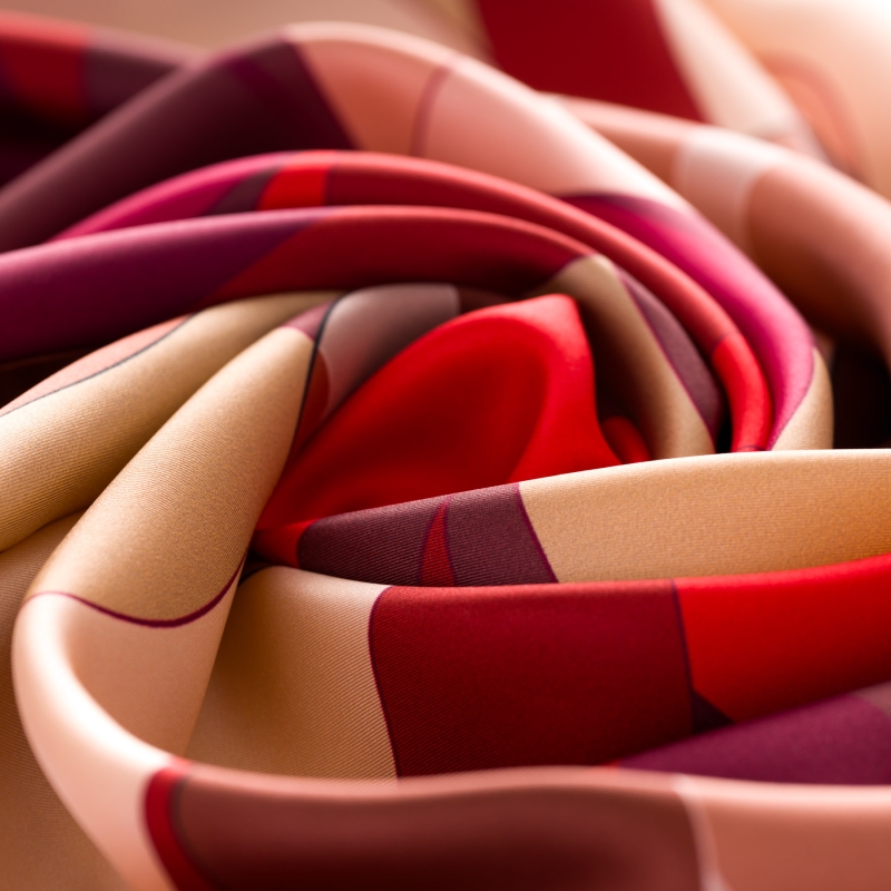 Esarfa patrata cu imprimeu abstract rosu si bej, matase twill.