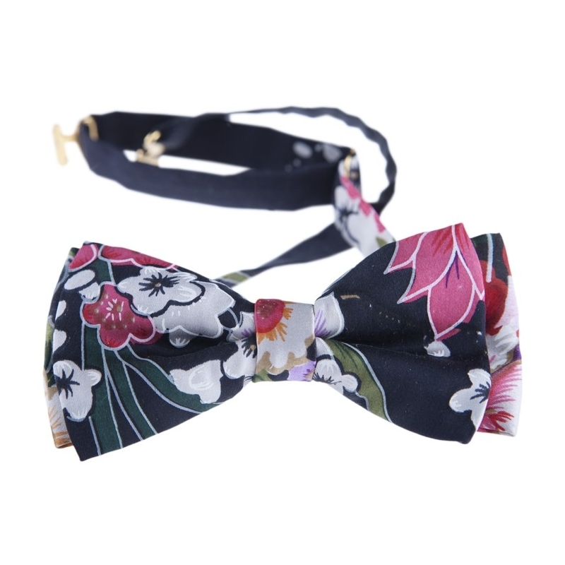 Papion negru cu flori