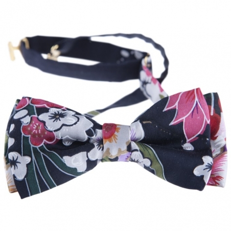 Papion negru cu flori